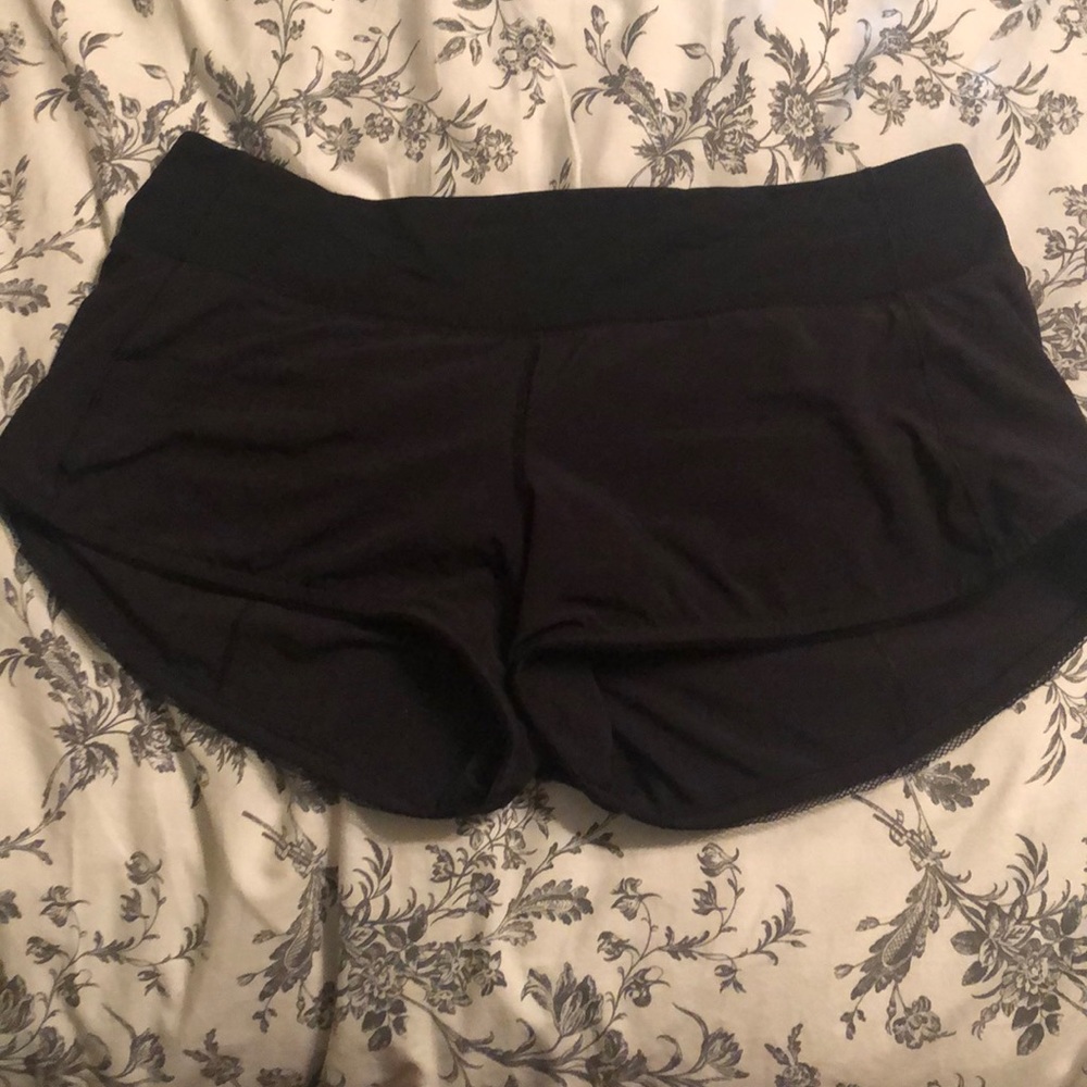 Lululemon size 8 black speed shorts 2.5”